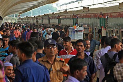 শেষ কর্মদিবসে ঢাকা ছাড়ছে লাখো মানুষ