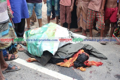 কুমিল্লায় পিকআপ চাপায় রিকশা আরোহী দুই নারীর মৃত্যু