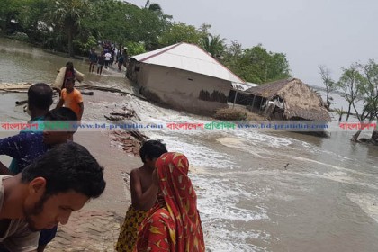 আশাশুনিতে বেড়িবাঁধ ভেঙে গ্রাম প্লাবিত