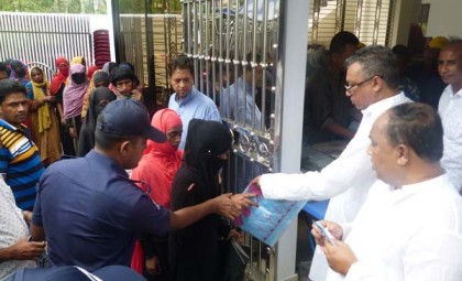 নোয়াখালীতে হতদরিদ্রদের মাঝে ঈদ বস্ত্র বিতরণ