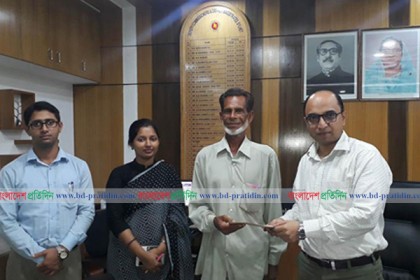 ৮৫ হাজার টাকা ফিরিয়ে দিয়ে পুরস্কৃত হলেন সেই রিকশাচালক