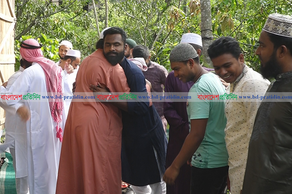 সৌদির সঙ্গে মিল রেখে খুলনার গোয়ালখালিতে ঈদ উদযাপন