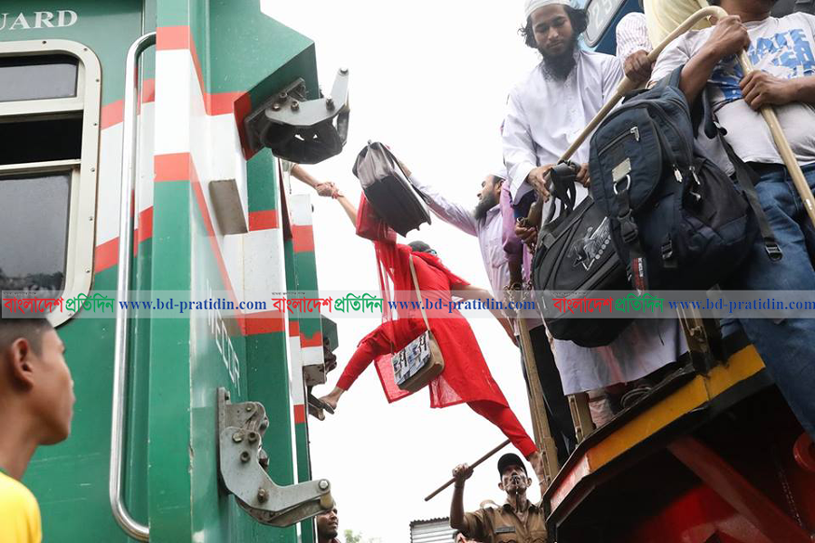 শেষ মুহূর্তে বাড়ি ফেরা, ট্রেনে মানুষের ঢল