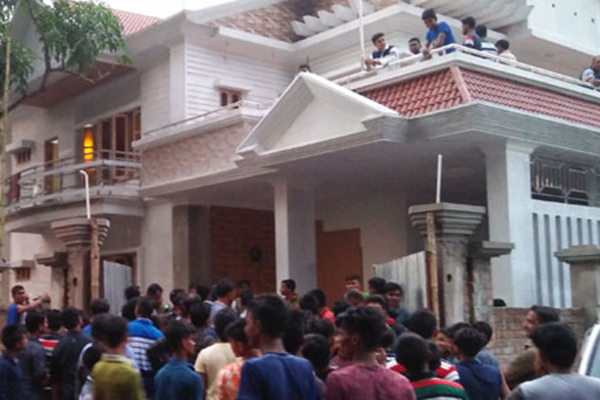 মাশরাফিকে এক নজর দেখতে নড়াইলে হাজারো ভক্তের ভিড়