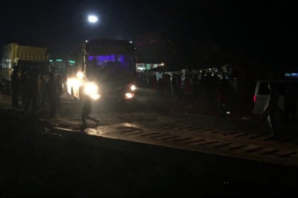 মধ্যরাতে পাটুরিয়া ঘাটে যানবাহনের দীর্ঘ সারি, ভোগান্তিতে যাত্রীরা