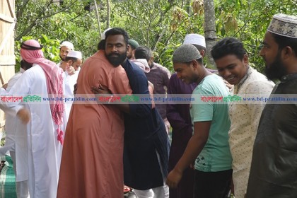 সৌদির সঙ্গে মিল রেখে খুলনার গোয়ালখালিতে ঈদ উদযাপন