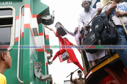 শেষ মুহূর্তে বাড়ি ফেরা, ট্রেনে মানুষের ঢল