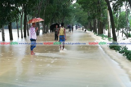 মনু নদীর পানি লোকালয়ে, ঈদের আনন্দ মাটি গ্রামবাসীর