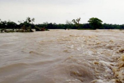 উত্তাল মনু,  প্লাবিত হতে পারে শহর 