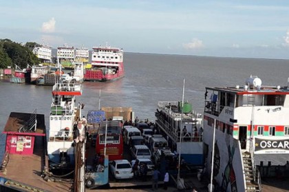 যানবাহনের চাপ কমতে শুরু করেছে পাটুরিয়া ঘাটে