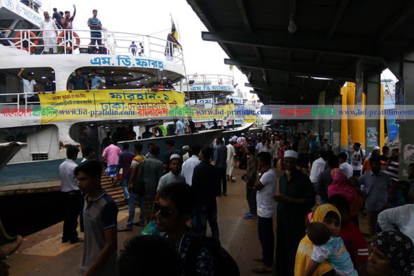 ঈদের দিনেও সদরঘাটে ঘরমুখো মানুষের ভিড়