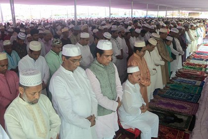 বরিশালে ঈদের প্রধান জামাতে মাদক-জঙ্গিবাদের বিরুদ্ধে ঐক্যবদ্ধ হওয়ায় আহ্বান