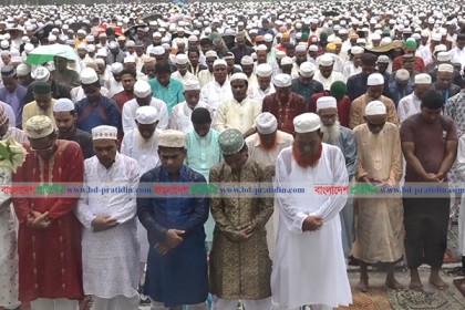 ময়মনসিংহে বৃষ্টি উপেক্ষা করে ঈদের নামাজ আদায়
