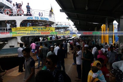 ঈদের দিনেও সদরঘাটে ঘরমুখো মানুষের ভিড়