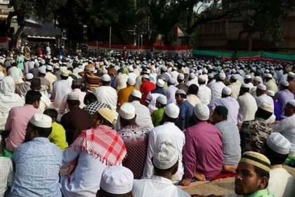 কলারোয়ায় ধর্মীয় ভাব-গাম্ভীর্যের মধ্য দিয়ে পালিত হচ্ছে ঈদুল ফিতর 
