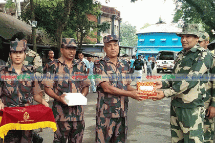 হিলি সীমান্তে বিজিবি-বিএসএফ'র মিষ্টি বিনিময়