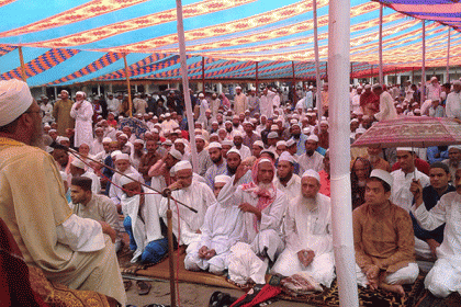 ফুলপুরে বৃষ্টির মাঝে ঈদের নামাজ সম্পন্ন 