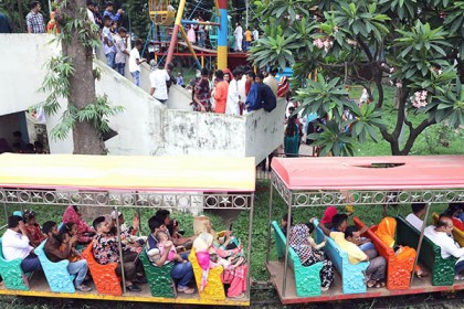 শিশু পার্কে দর্শনার্থীদের উপচেপড়া ভিড়