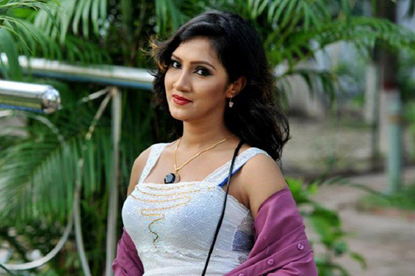 ছদ্মনামে 'এসকর্ট' ব্যবসাও করতেন সাদিয়া!