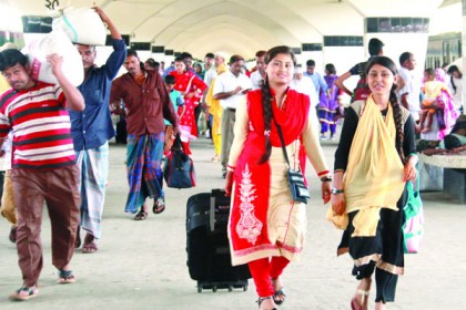 ঈদের ছুটি শেষে ঢাকা ফিরছে কর্মমুখী মানুষ