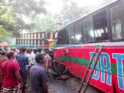 ঠাকুরগাঁওয়ে বাস-ট্রাক সংঘর্ষে নিহত ২, আহত ১৮
