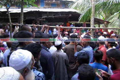 'মায়ের পরনের কাপড়ও খুলে নিয়ে যায় বাবার খুনিরা'
