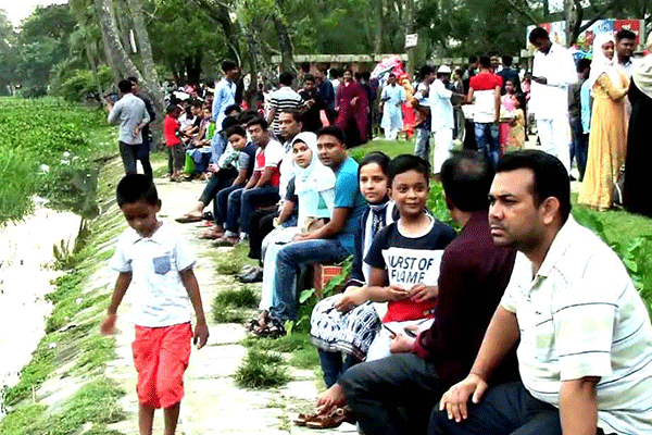 নোয়াখালীতে বিনোদন কেন্দ্রে দর্শনার্থীদের ভিড় 
