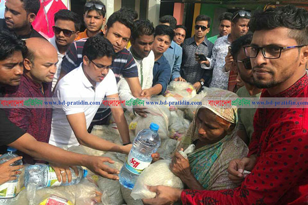 মৌলভীবাজারে ত্রাণ নিয়ে বন্যার্তদের পাশে ছাত্রলীগ সম্পাদক জাকির
