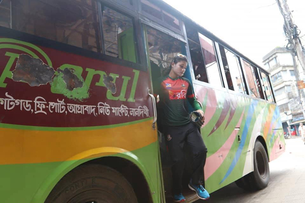 ইতিহাস গড়া সেই মেয়েরা লোকাল বাসে
