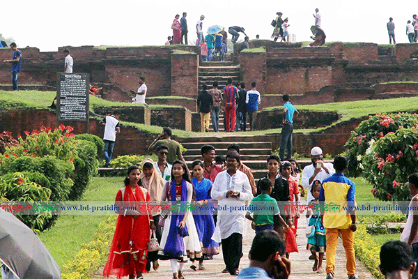 কুমিল্লার বিনোদন কেন্দ্রে এখনো দর্শনার্থীদের ভিড়