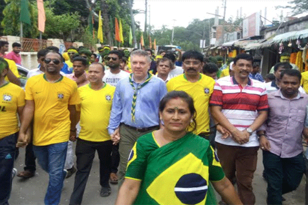 সমর্থকদের উৎসাহ দিতে মানিকগঞ্জে ব্রাজিল অ্যাম্বাসির কাউন্সিলর