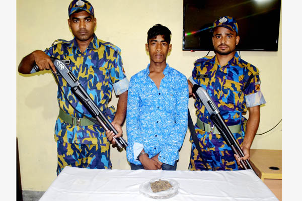 বগুড়ায় গাঁজাসহ যুবক গ্রেফতার


