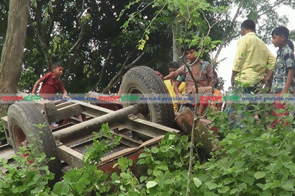 নরসিংদীতে ফুটবল খেলোয়ারবাহী গাড়ি খাদে, নিহত ২