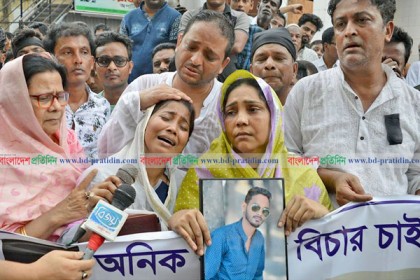 ছেলেকে হত্যার বিচার দাবি মায়ের