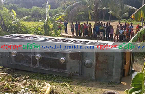 খুলনায় বাস খাদে পড়ে নিহত ৫, আহত ২০