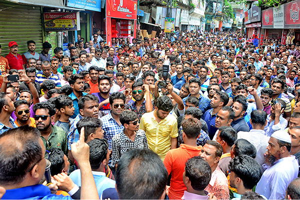 কাঁটাতারের ব্যারিকেডে বগুড়ায় বিএনপির বিক্ষোভ