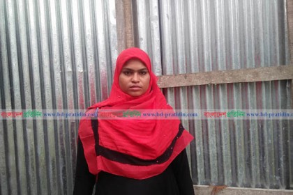 স্বামীর স্বীকৃতির দাবিতে নির্যাতিতা নারীর চলছে অনশন

