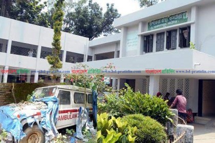 জোড়া-তালি দিয়ে চলছে গুরুদাসপুর স্বাস্থ্য কমপ্লেক্স