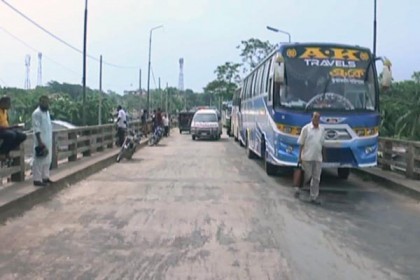 বরিশালে ২০ রুটে বাস চলাচল বন্ধ, যাত্রীদের ভোগান্তি

