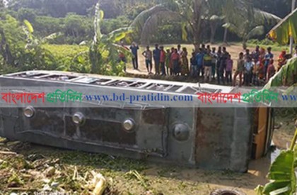 খুলনায় বাস খাদে পড়ে নিহত ৫, আহত ২০