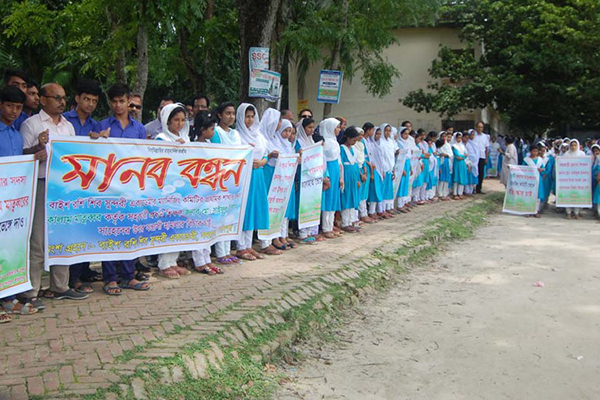 ফরিদপুরে শিক্ষক লাঞ্ছিতের ঘটনায় মানববন্ধন