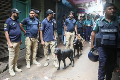 দক্ষিণখানে মাদকবিরোধী অভিযানে পুলিশ