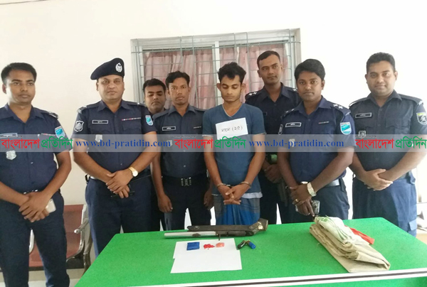 বাড়িতে সিসি ক্যামেরা লাগিয়ে মাদক ব্যবসা, অস্ত্র-ইয়াবাসহ আটক ১
