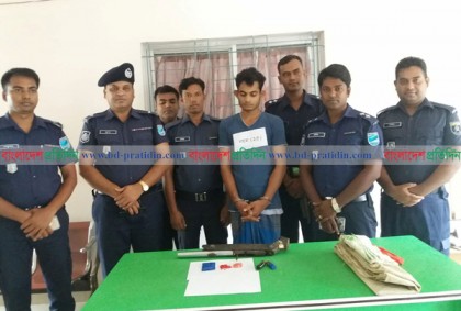 বাড়িতে সিসি ক্যামেরা লাগিয়ে মাদক ব্যবসা, অস্ত্র-ইয়াবাসহ আটক ১