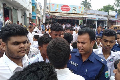 স্কুলের গেটে জলাবদ্ধতা, সড়ক অবরোধ শিক্ষার্থীদের