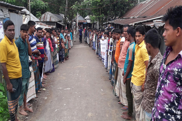 সন্ত্রাস ও ডাকাতি বন্ধের দাবিতে কিশোরগঞ্জে বিক্ষোভ