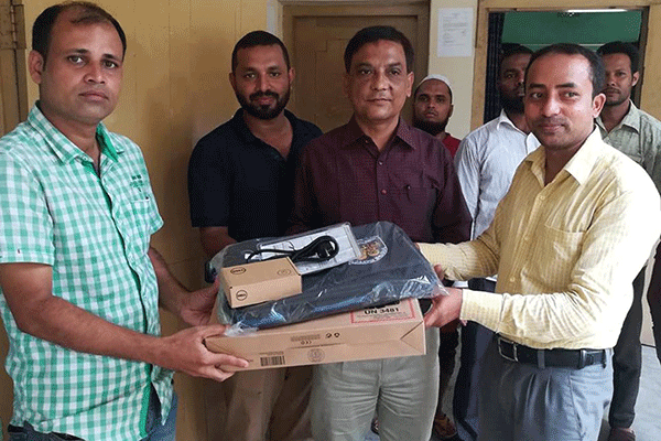 বীরগঞ্জের ১০৯ প্রাথমিক বিদ্যালয়ে ল্যাপটপ বিতরণ