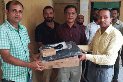 বীরগঞ্জের ১০৯ প্রাথমিক বিদ্যালয়ে ল্যাপটপ বিতরণ