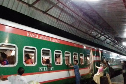 দিনাজপুর-পার্বতীপুর-ঢাকায় ট্রেনের সিডিউল বিপর্যয়, ভোগান্তি 