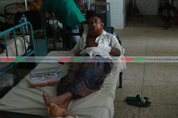 নাটোরে জমি নিয়ে বিরোধে একই পরিবারের চারজন আহত